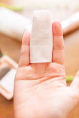 化粧をメイクシートで拭く手