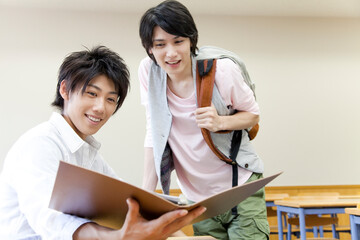 Obraz premium 会話する男子大学生