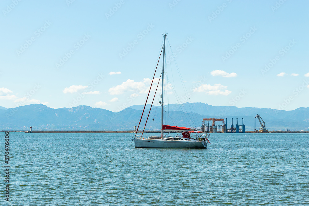 Wall mural sailing boat in the middle of the sea