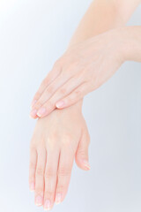 Fototapeta premium ハンドクリームを塗る女性の手元