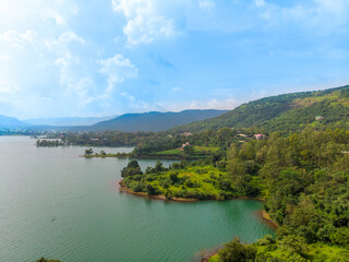 Fototapeta na wymiar view of the lake and mountains
