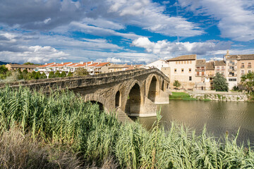 Fototapeta na wymiar puente románico sobre el río Arga, siglo XI, Puente la Reina, valle de Valdizarbe ,comunidad foral de Navarra, Spain