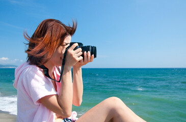 写真撮影をする女性