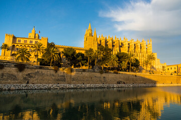 Catedral-Basílica de Santa María de Palma de Mallorca, gotico, siglo XIII, y palacio de la Almudaina, Palma, Mallorca, balearic islands, spain, europe
