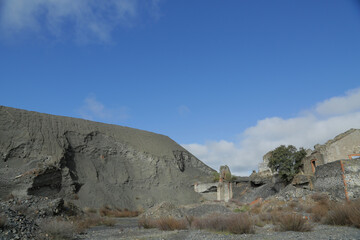 Poblado y boca de pozo minero antiguo sepultado por monta&ntilde;a de desechos de carbon