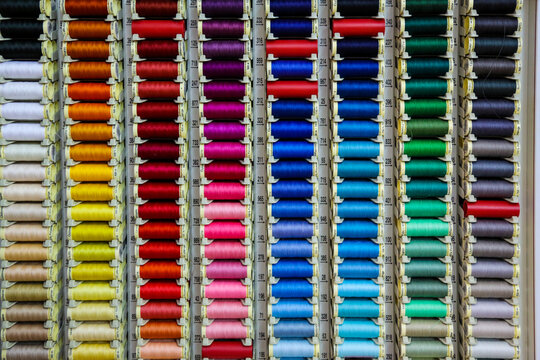 Exposici&oacute;n de hilos de varios colores