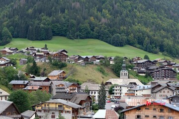 Village de Morzine dans les Alpes françaises - obrazy, fototapety, plakaty