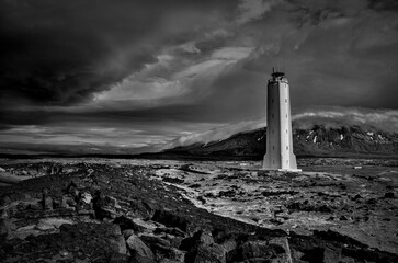 Obraz premium lighthouse on the coast with storm incoming