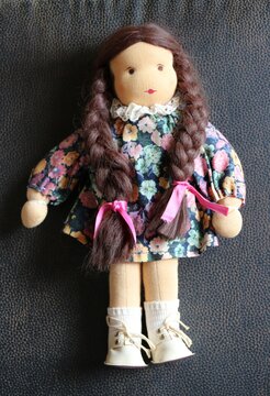 Alte Waldorf  Puppe mit Zöpfen und Kleid und Schuhen