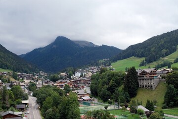 Village de Morzine dans les Alpes fran&ccedil;aises c&ocirc;t&eacute; de la pointe de Nyon