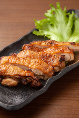 鳥もも肉の炙り焼き