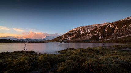 Naklejka premium sunset over the lake