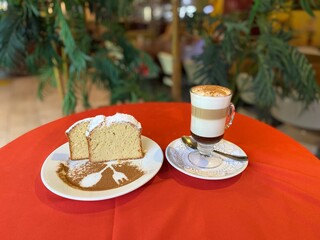 Café, pan, postre, tarde 