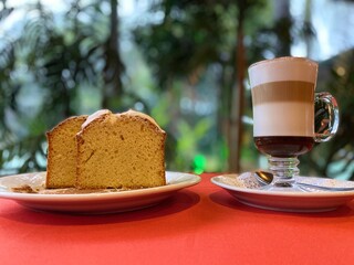 Café, pan, postre, tarde 