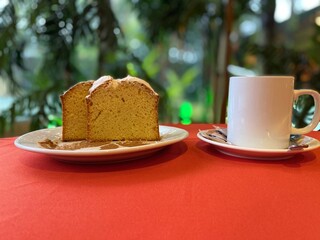 Café, pan, postre, tarde 