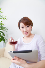 Fototapeta premium タブレットPCを見る女性