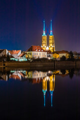 Ostrów Tumski we Wrocławiu, katedra, kościół, dwie wieże i odbicie w wodzie