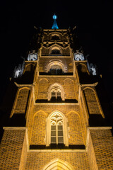 Potężna wieża Katedry Wrocławskiej wzbija się do nieba, kościół i wysoka wieża