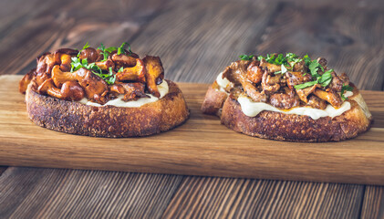 Sandwiches with fried chanterelles © alex9500