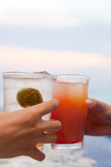 カクテルで乾杯する手元