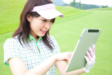 タブレットPCを見る女性 © Paylessimages