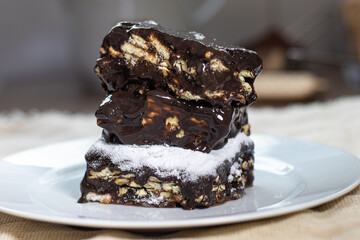 Palha italiana, doce brasileiro feito com brigadeiro, biscoitos de amido de amido e açúcar de...