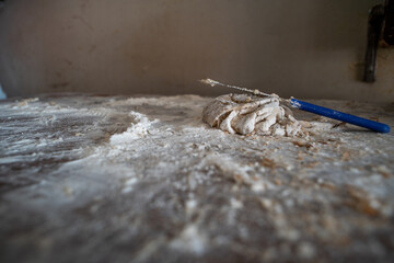 trozo de masa con un cuchillo arriba