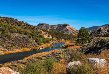 Fototapeta na wymiar Beautiful Rio Grande river in autumn, New Mexico