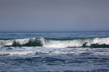 Fototapeta premium Ocean Waves crashing on rocks at the shore
