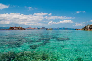 Fototapeta premium Kelor Island (インドネシアのLabuan Bajo沖にある無人島) コモド島、リンチャ島ツアーの際に立ち寄る島で珊瑚も豊富で透明度も高く、シュノーケリングも可能。