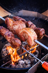 Gegrillte dry aged Wagyu Picanha Grillspieße grillen mit Salz auf einem Kohle Grill über offenen...