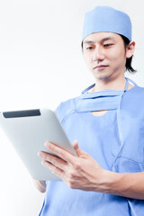 電子カルテを見る医師