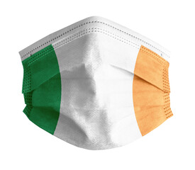 Mascarilla sanitaria para Covid con fondo blanco y la bandera de Irlanda 