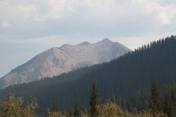 Obraz premium Gothic Mountain - Gunnison National Forest with smokey air from fires 
