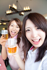 ビールを飲む女性