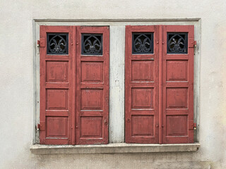 Zwei Fenster, geschlossen, Fensterladen, rot, Fenstersims, Fassade