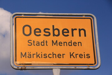 Ortseingangsschild von Oesbern, einem Stadtteil von Menden im Sauerland