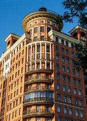 Obraz premium View on the corner of modern urban building