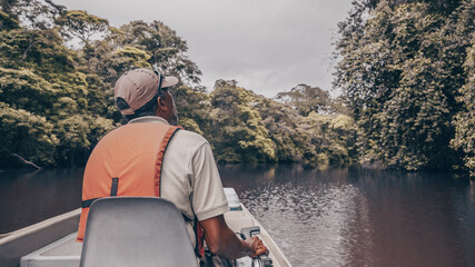 Flussfahrt auf dem Tortuguero River mit einem Boot mitten im Regenwald von Costa Rica