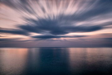Amanecer en una playa de Miami Playa con las nubes en movimiento, inmenso el oceano