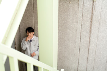 一服する作業員