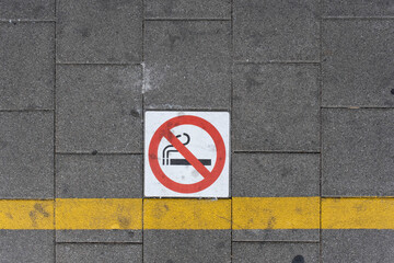 No smoking sign on the street