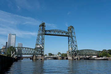 Naklejka premium Steel railway lift King's Dock Bridge Koningshavenbrug, De Hef, in Rotterdam, Netherlands