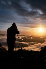 Amanecer desde la montaña de Montserrat con un mar de nubes en Barcelona.