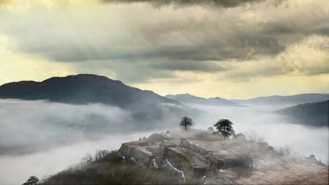 竹田城跡を流れる雲と霧
Clouds and Fog over the Ruins of Takeda Castle