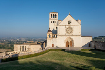 Fototapeta na wymiar View of Assisi and the old church in the early morning, Italy