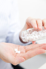 錠剤を飲む女性