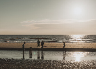 Spielende Kinder in Zandvoort am Strand