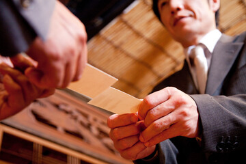 Obraz premium 名刺交換するビジネスマン