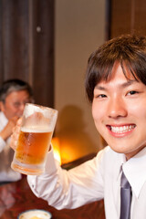 ビールを飲むビジネスマン